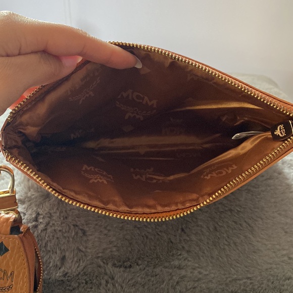 MCM s/m pochette with removable key/change purse. - Picture 3 of 4